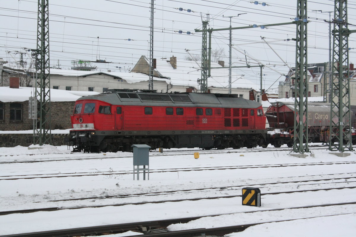 232 469 mit einem Gterzug bei der Einfahrt in den Gterbahnhof Halle/Saale am 15.2.21