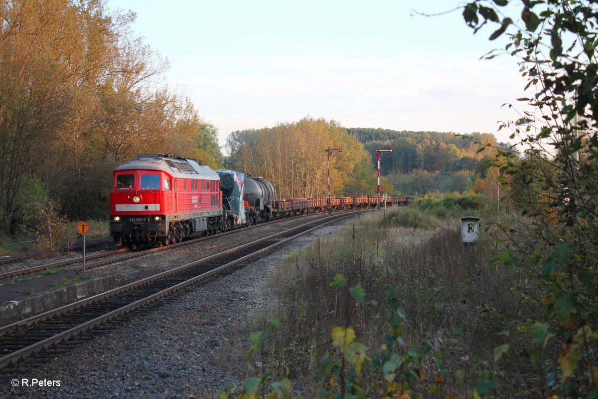 232 502-5 mit dem 51750 NN - LE bei der Durchfahrt in Reuth bei Erbendorf. 14.10.14