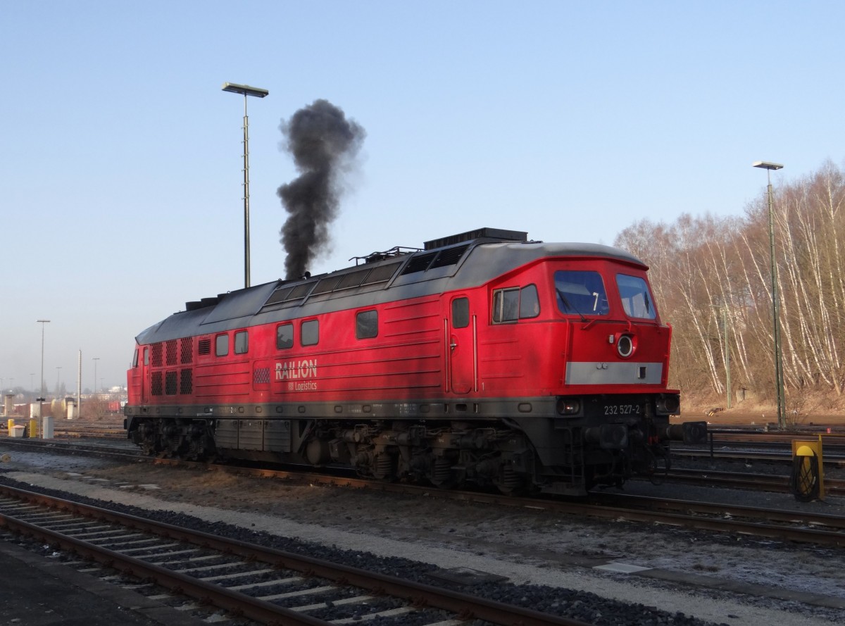 232 527 ist am 12.03.14 beim starten in Marktredwitz zusehen. 