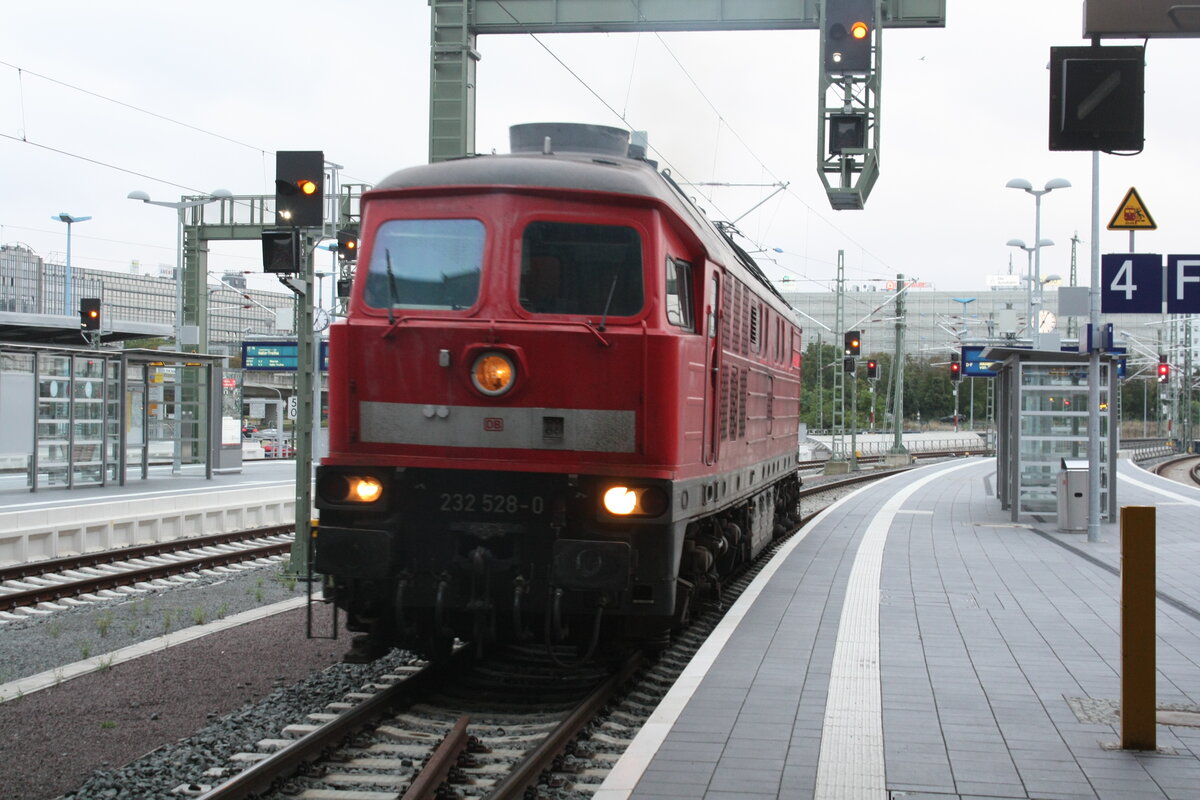 232 528 auf Rangierfahrt im Bahnhof Halle/Saale Hbf am 26.8.21