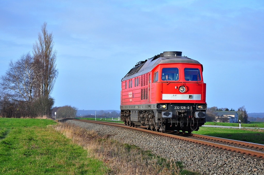 232 528 rollt am 28.11.2013 als Lz aus Wismar kommend durch Gross Schwaß in Richtung Rostock.