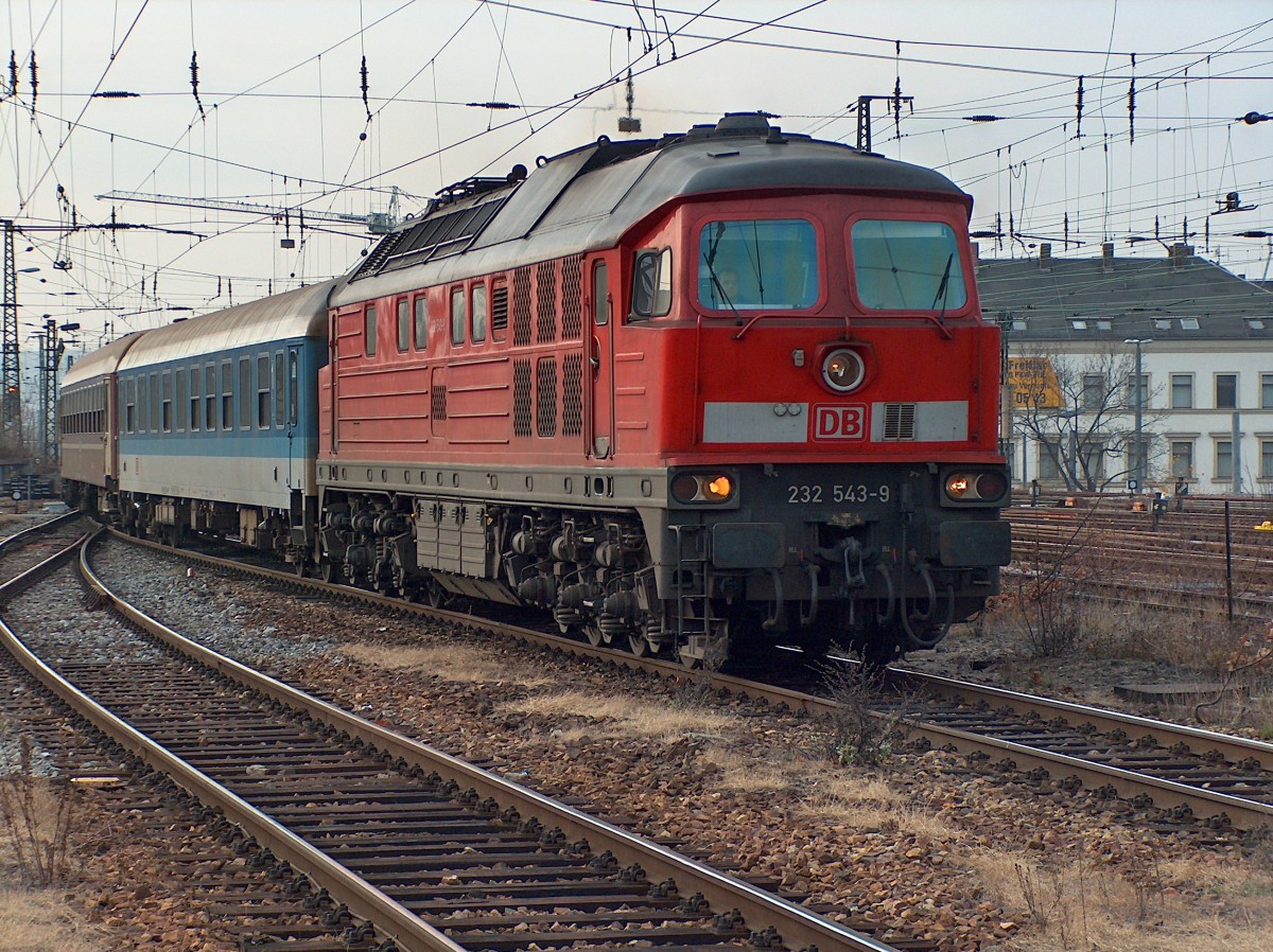 232 543 fährt am 03.12.2003 mit IR 455 (Dresden Hbf - Wroclaw Glowny) in den Bahnhof Dresden Neustadt ein.
 