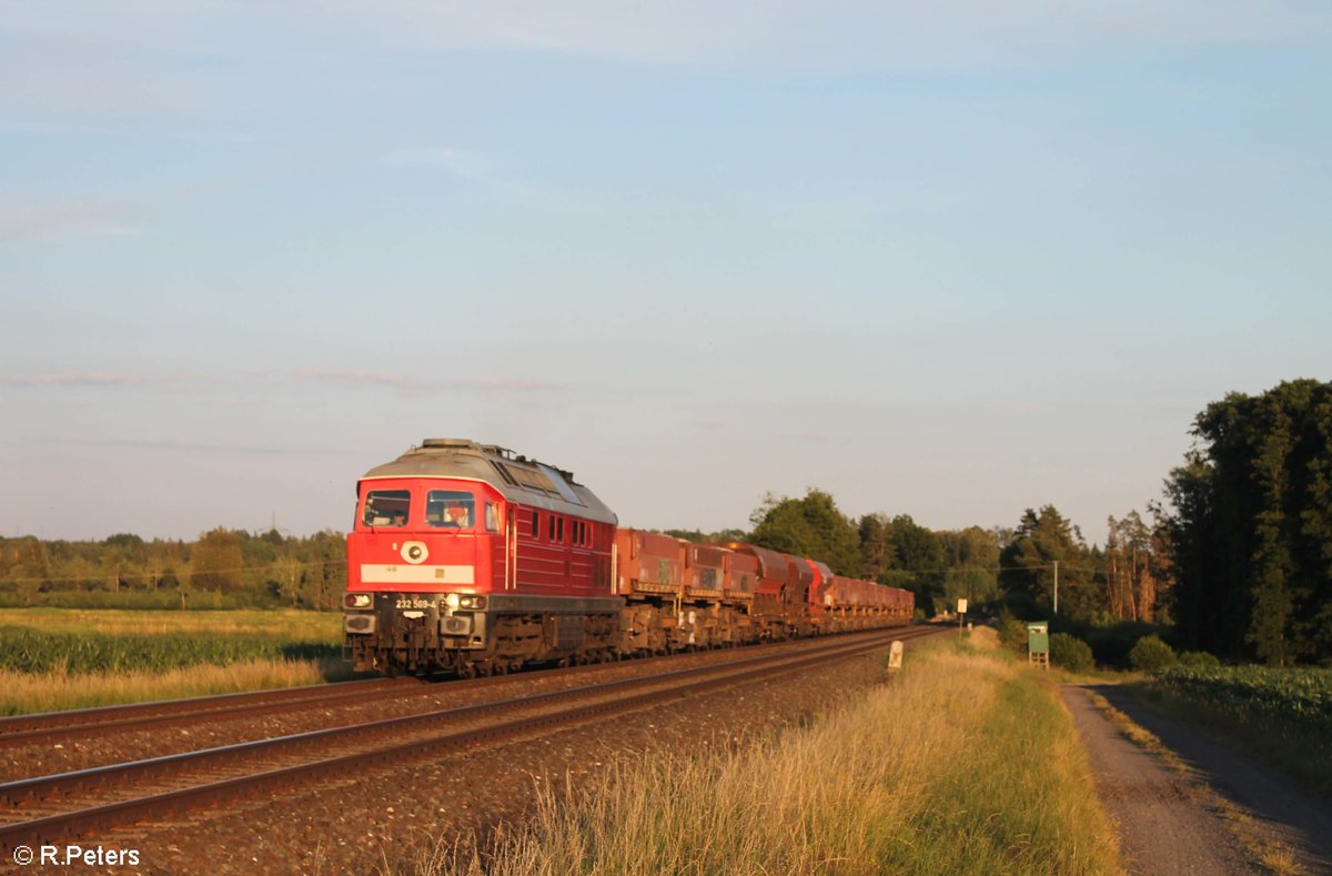 232 569-4 zieht bei Oberteich den Schotterzug aus Bodenwöhr bei Oberteich. 13.07.20