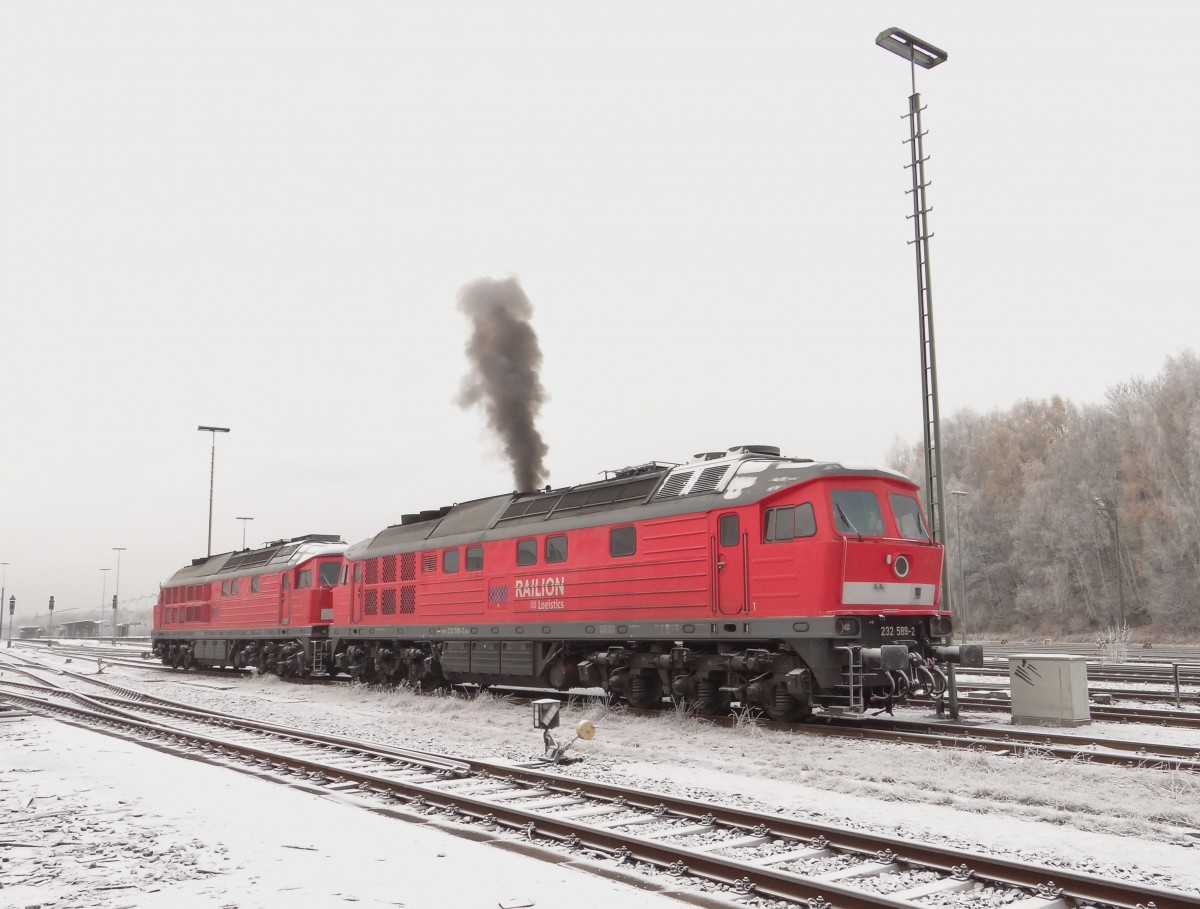 232 589-2 beim Starten sah ich am 14.11.13 in Marktredwitz. Man dachte es hat geschneit! Dahinter steht 233 452-2.
Bild des Monat November 2013.