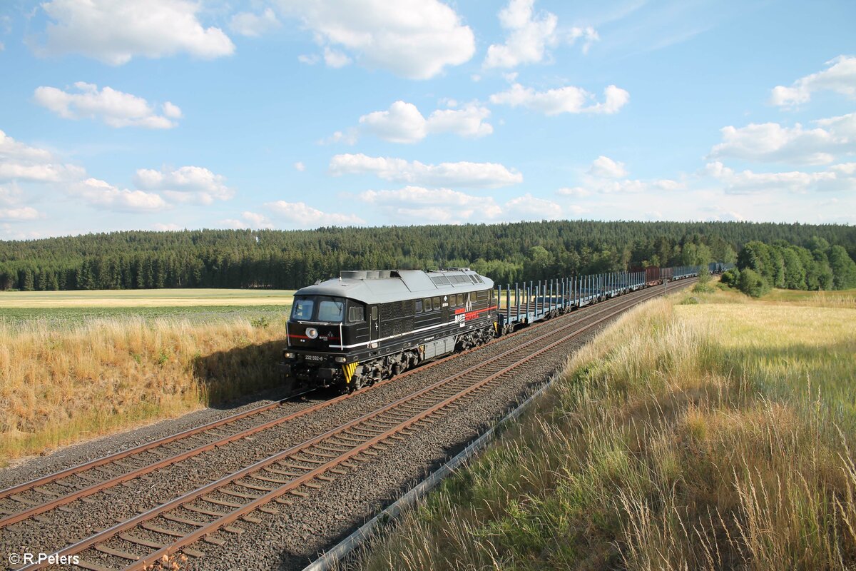 232 592-6 mit einem leeren Holztransportzug von Schirnding nach Kornbach bei Neudes 04.07.22
