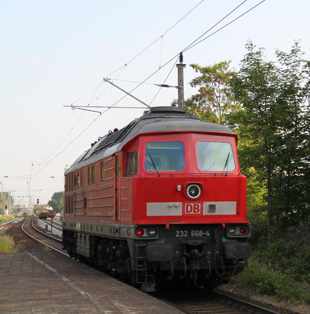 232 668-4 als Leerfahrt von Rostock-Seehafen nach Rostock-Bramow bei der Durchfahrt im Haltepunkt Rostock-Holbeinplatz.30.05.2016