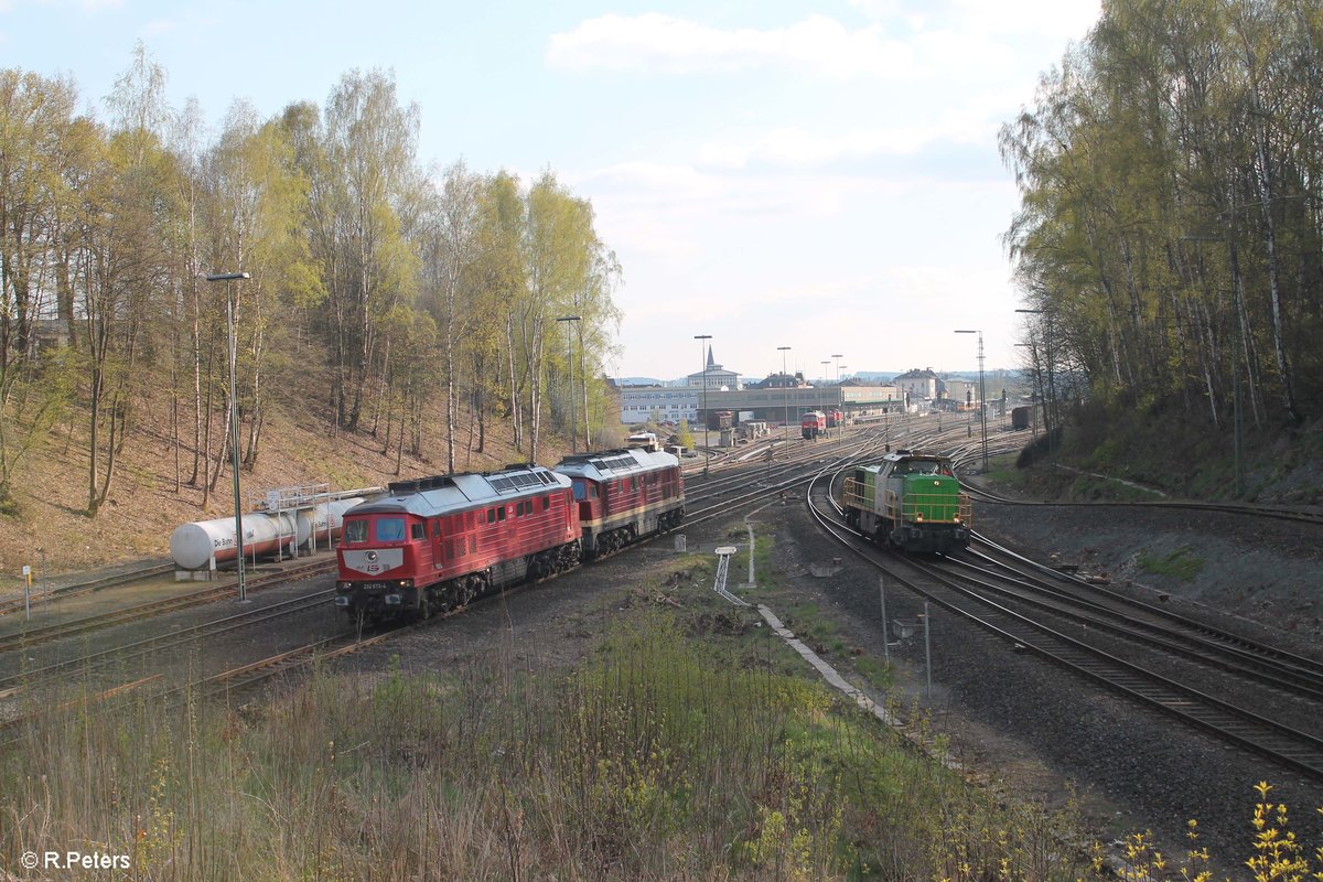 232 673 und 132 109 haben fertig getankt und warten darauf das der Fahrweg zum Tanklager gestellt wird um mit dem rausziehen/rangieren zu beginnen. 20.04.17