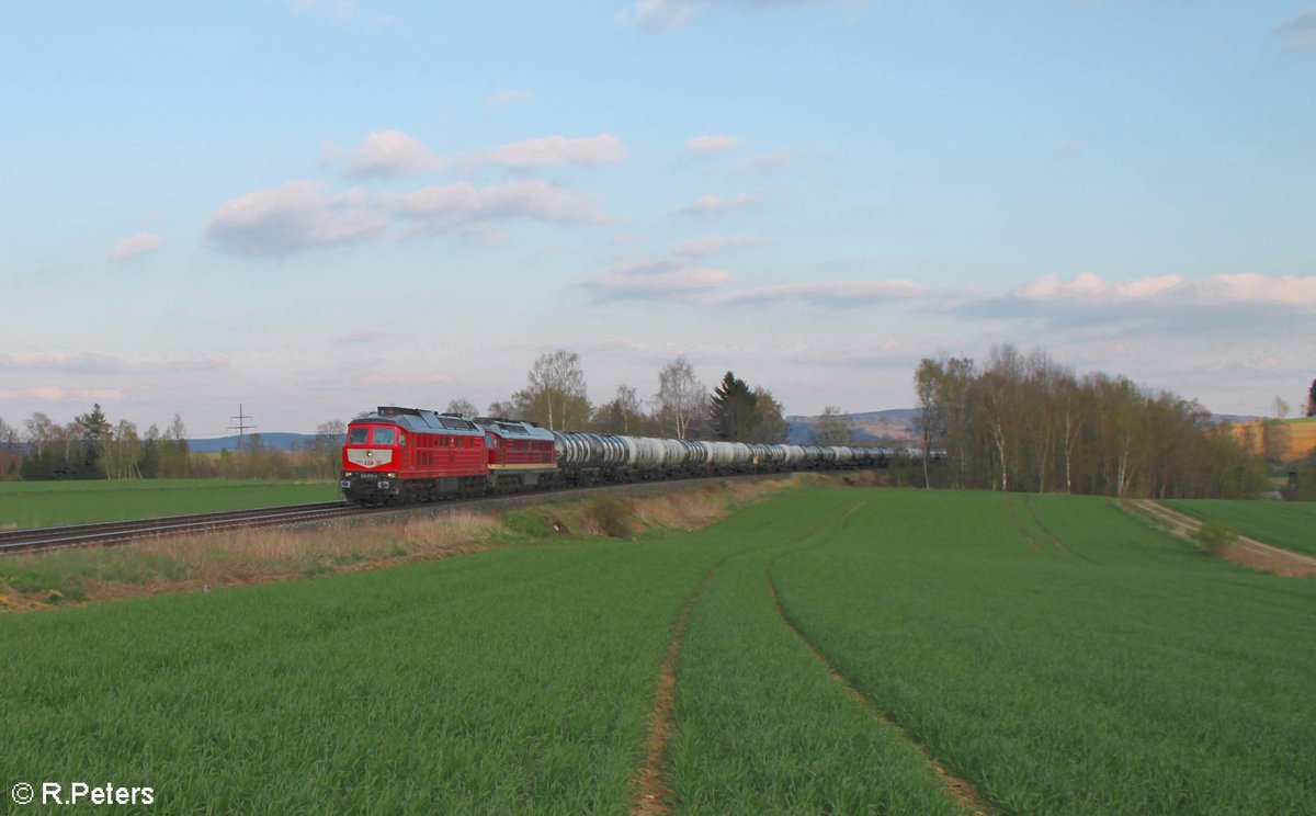 232 673 und 132 109 ziehen bei Unterthölau den leeren Kesselzug in Richtung Hof. 20.04.17