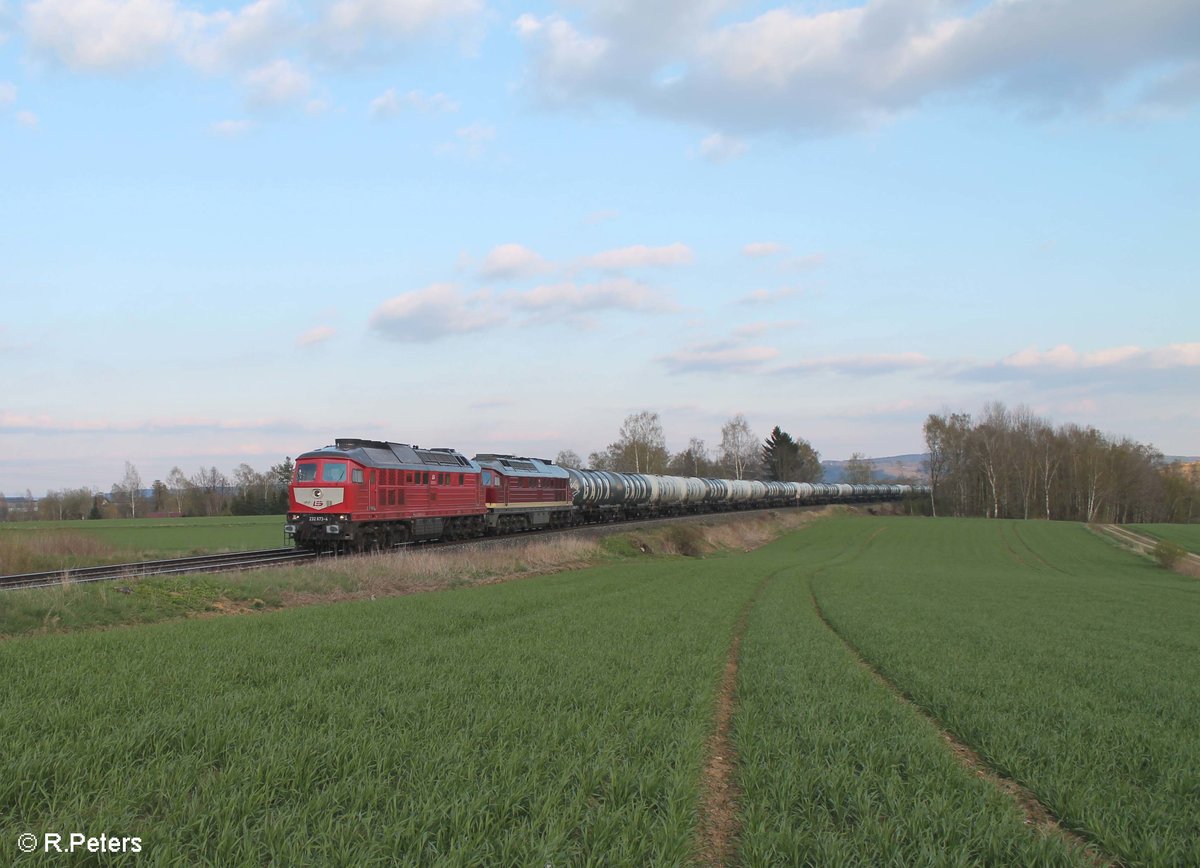 232 673 und 132 109 ziehen bei Unterthölau den leeren Kesselzug in Richtung Hof. 20.04.17