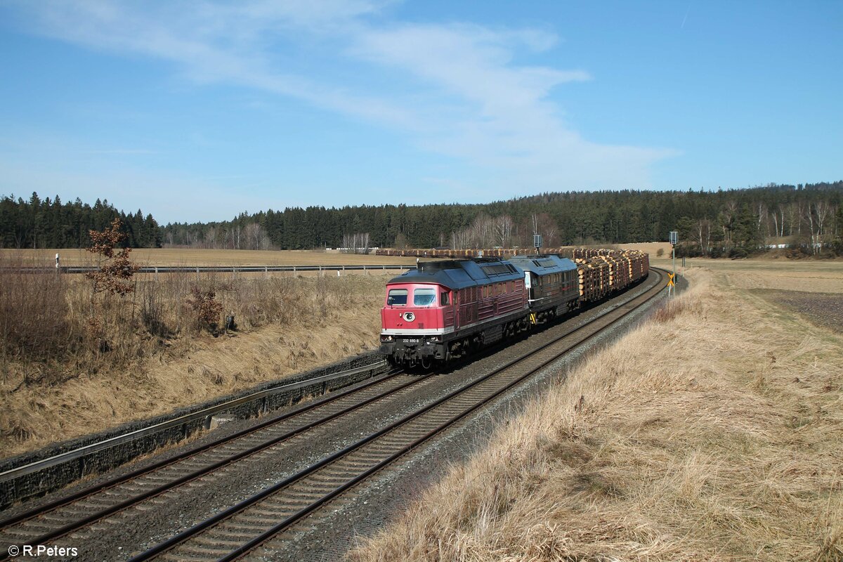 232 690 und 232 083 ziehen ein Holzzug aus Bischosfwerda nach Schirnding bei Großwendern. 12.03.22