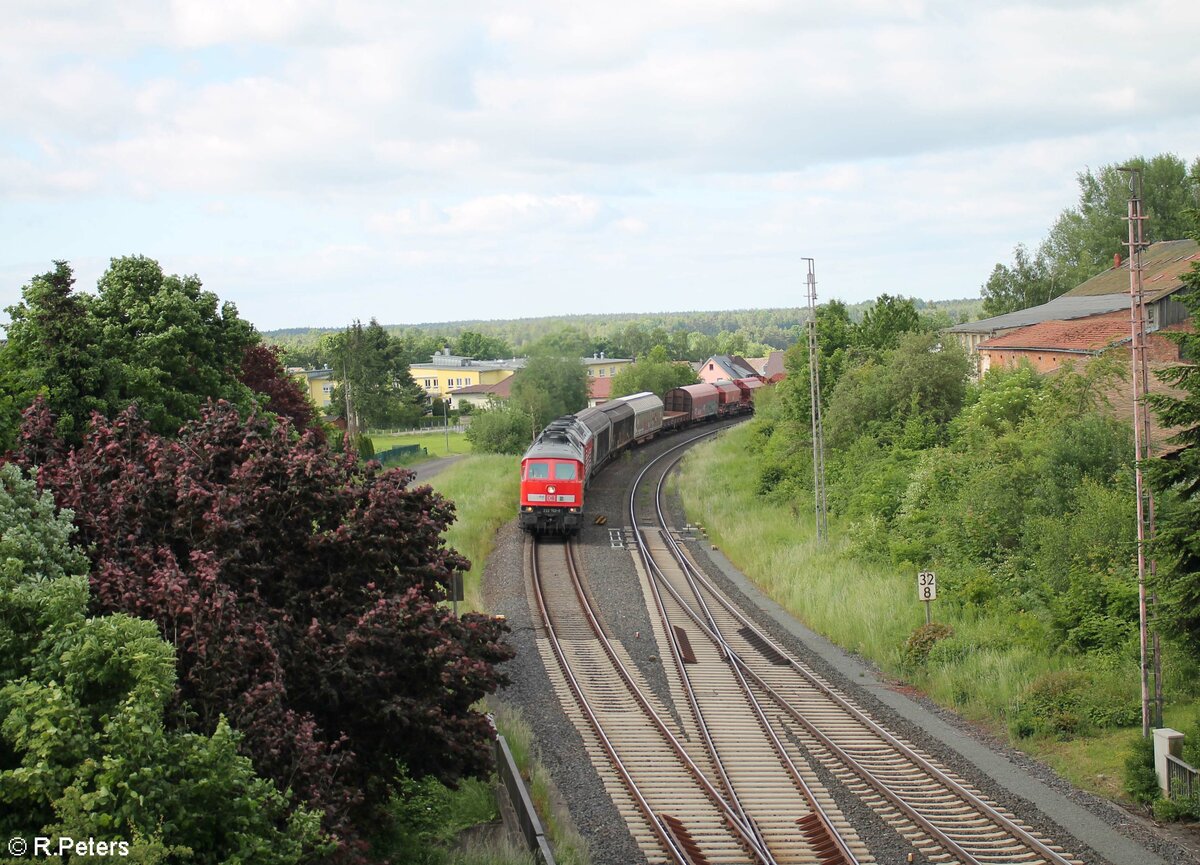 232 703 und 232 609 mit dem EZ 51716 NNR - Senftenberg bei der Einfahrt in Wiesau. 13.06.21