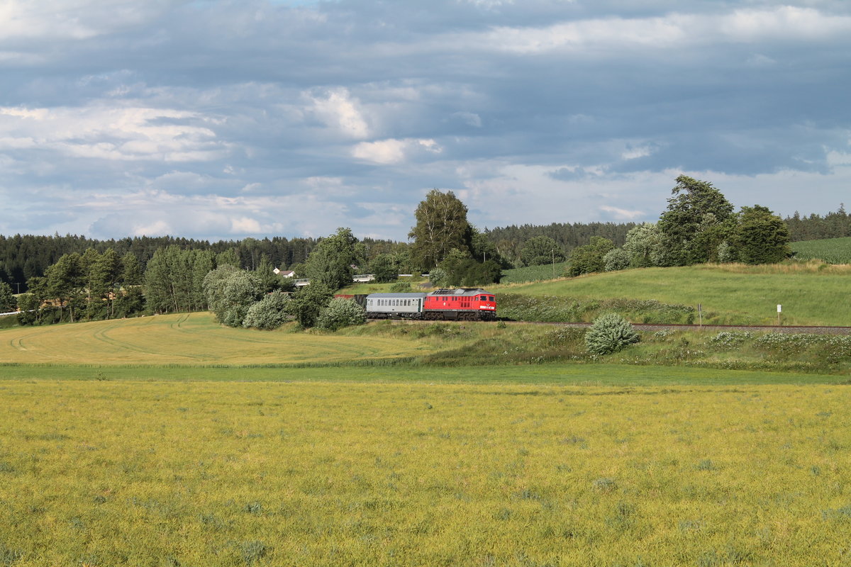 232 703 zieht mit einem Militärzug von Hof nach Weiden bei Röthenbach am Steinwald kurz vor Reuth bei Erbendorf vorbei. 10.07.20