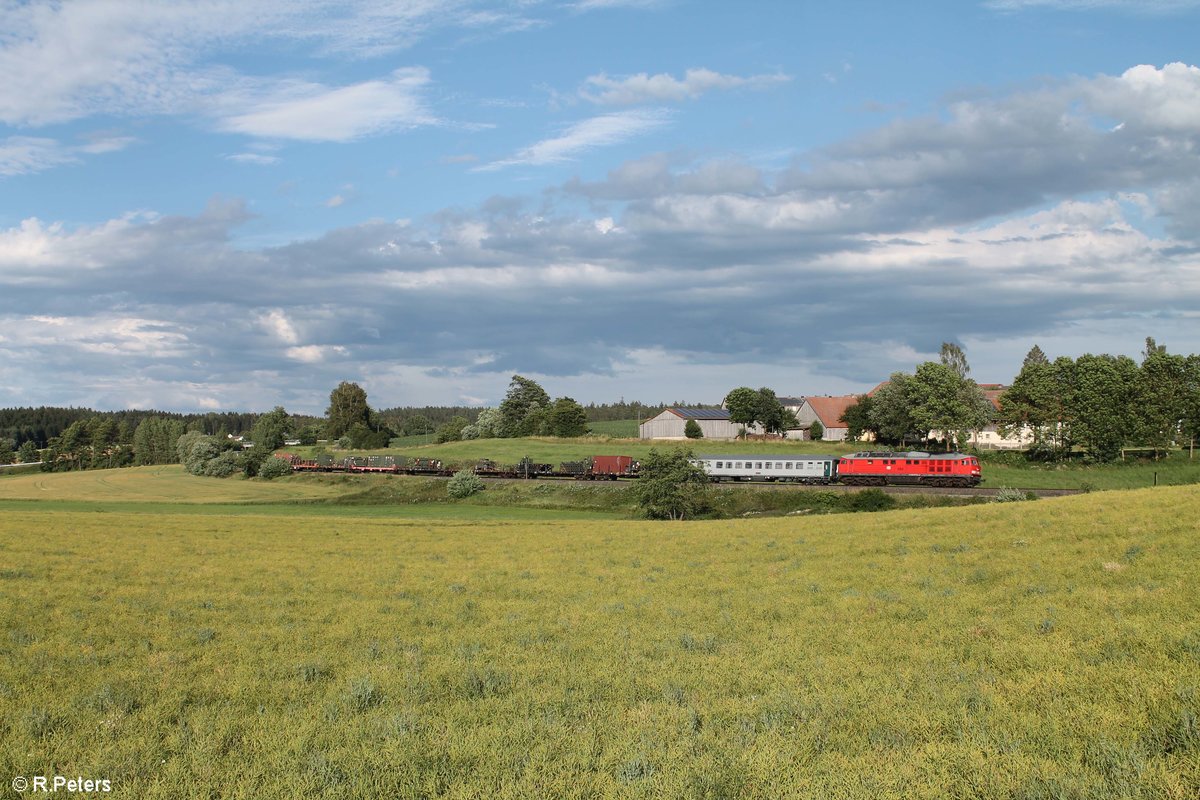 232 703 zieht mit einem Militärzug von Hof nach Weiden bei Röthenbach am Steinwald kurz vor Reuth bei Erbendorf vorbei. 10.07.20