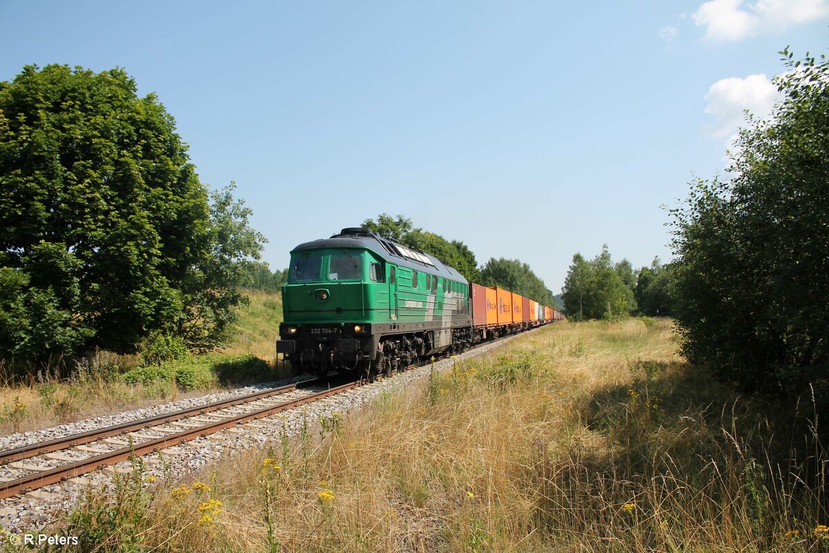 232 704 mit einem Elbtal Umleiter bei der Durchfahrt im Bahnhof Seußen in Richtung Marktredwitz, bzw das was davon noch übrig ist 😉 23.07.21