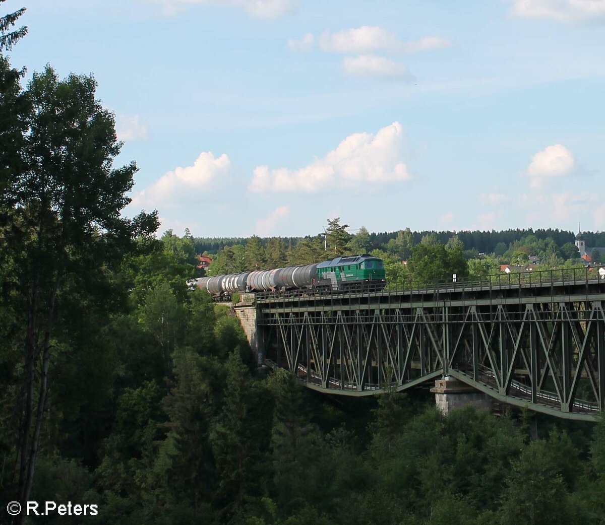 232 704 zieht den Kesselzug Cheb - Schweinfurt über das Fichtelnaab Viadukt bei Neusorg. 16.06.21