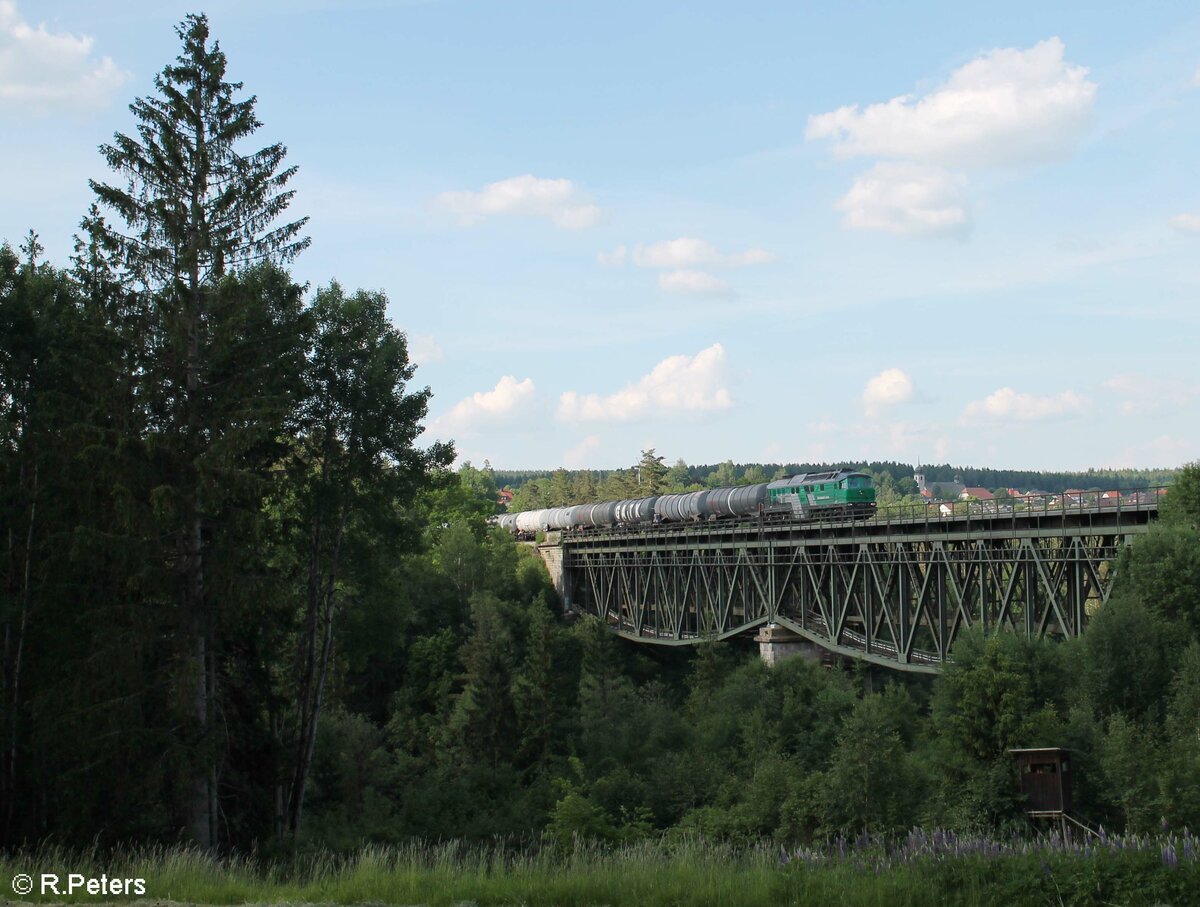 232 704 zieht den Kesselzug Cheb - Schweinfurt über das Fichtelnaab Viadukt bei Neusorg. 16.06.21