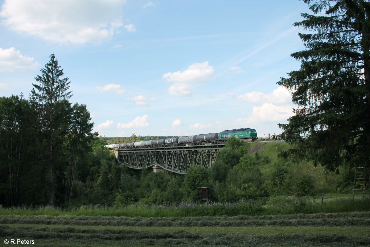 232 704 zieht den Kesselzug Cheb - Schweinfurt über das Fichtelnaab Viadukt bei Neusorg. 16.06.21