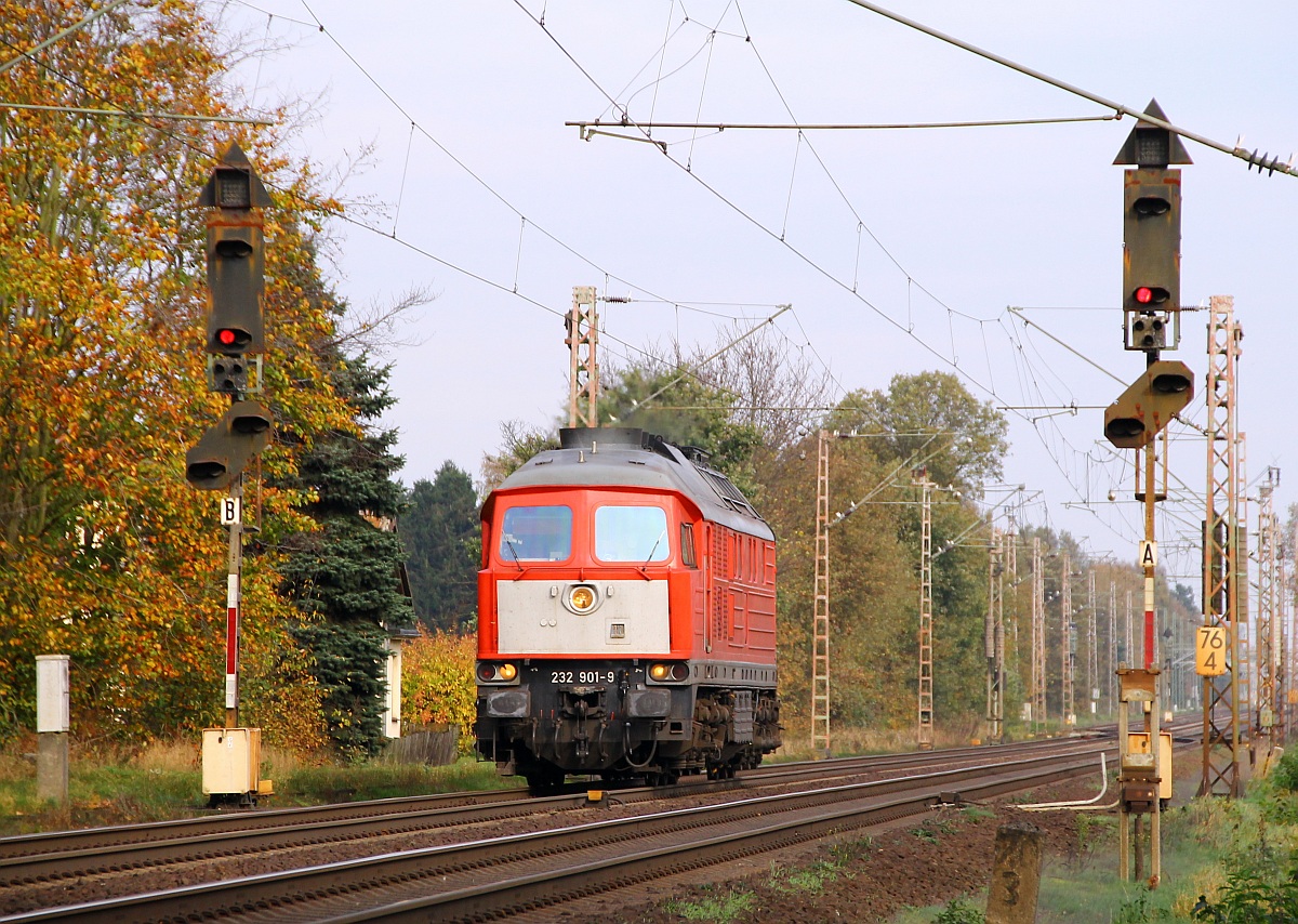 232 901-9(gebaut 1974 als 132 072-0 LTS 0262, 1992 umgezeichnet in 232 072-9 dann umgebaut in Cottbus und erneut umgezeichnet in 234 072-7(1992), 2001 in 232 901-9 umgezeichent und 2002 ausgemustert danach 4 Jahre für Railion BeNeLux und Netherland unterwegs seit 2006 wieder im Dienst der DB Schenker Deutschland) dieselt hier gemütlich bei Dörverden durch die Landschaft. 01.11.2013