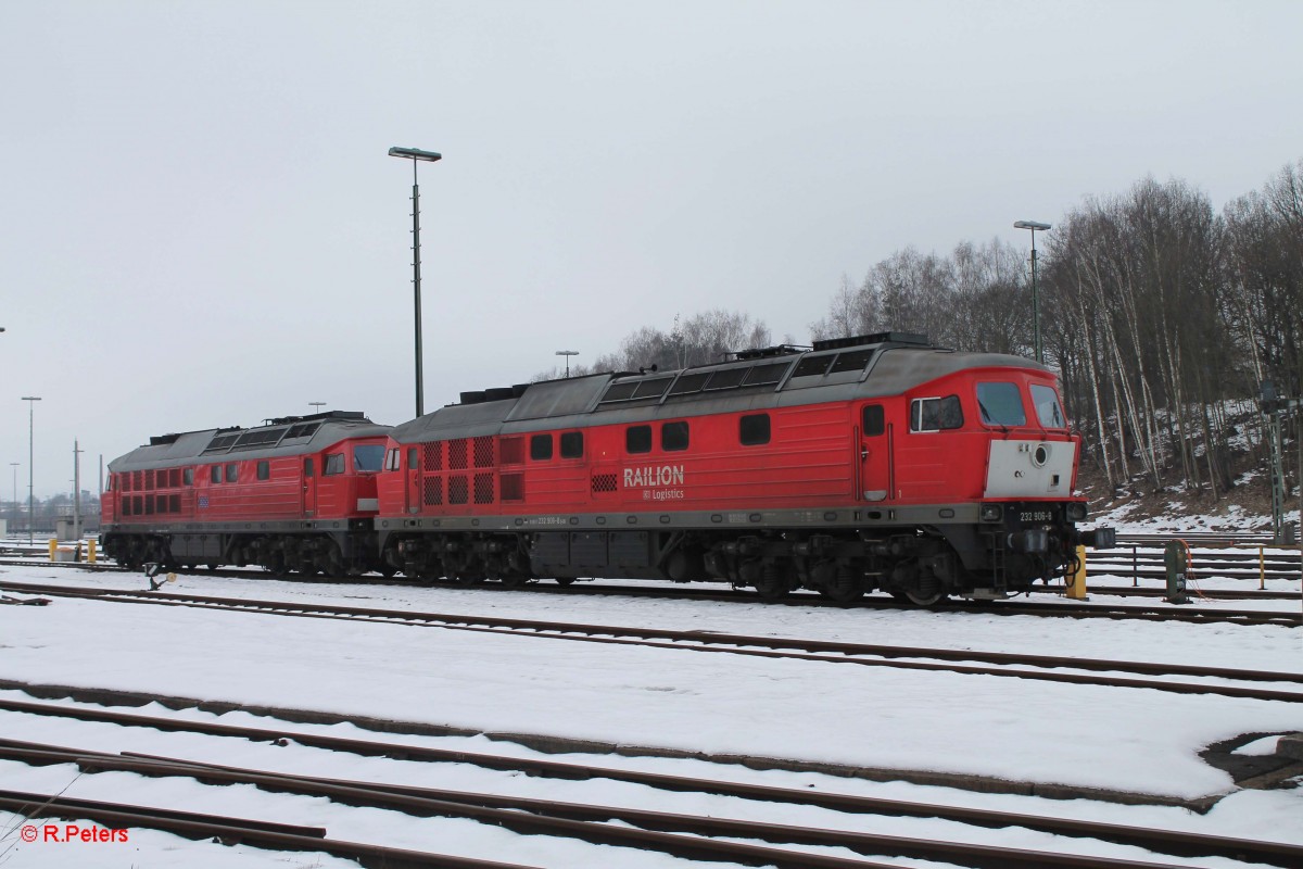 232 906-8 steht abgestellt mit 233 367-2 in Marktredwitz 15.02.15