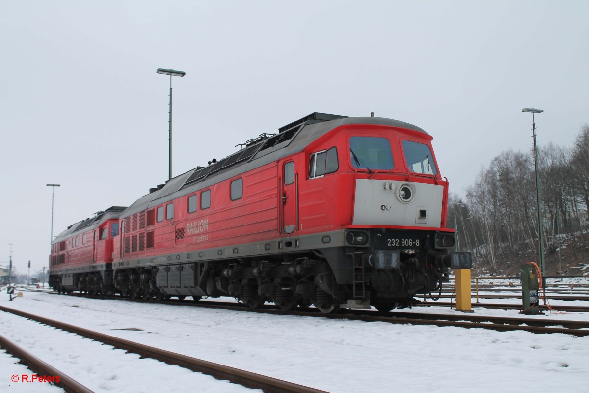 232 906-8 steht abgestellt mit 233 367-2 in Marktredwitz 15.02.15