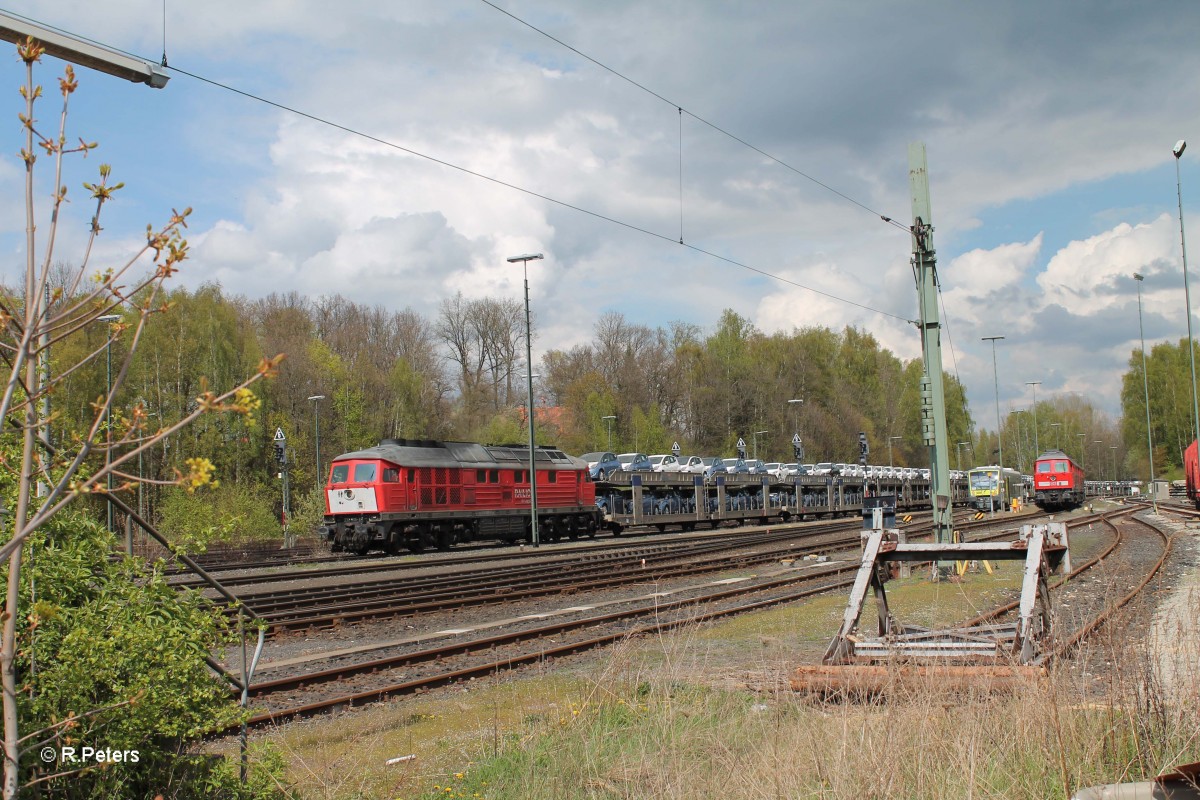 232 906 mit dem BLG Autozug Cheb - Nürnberg bei der Durchfahrt von Marktredwitz. 22.04.14