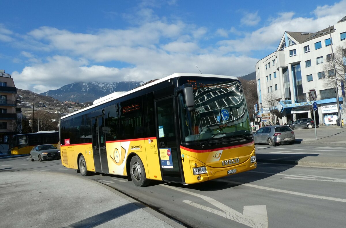 (232'219) - PostAuto Wallis - Nr. 1/VS 429'257 - Iveco am 21. Januar 2022 beim Bahnhof Sion