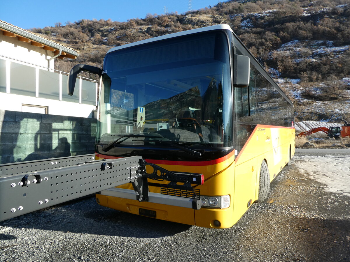 (232'386) - PostAuto Wallis - Nr. 4 - Irisbus am 23. Januar 2022 in Saxon, Garage Visa