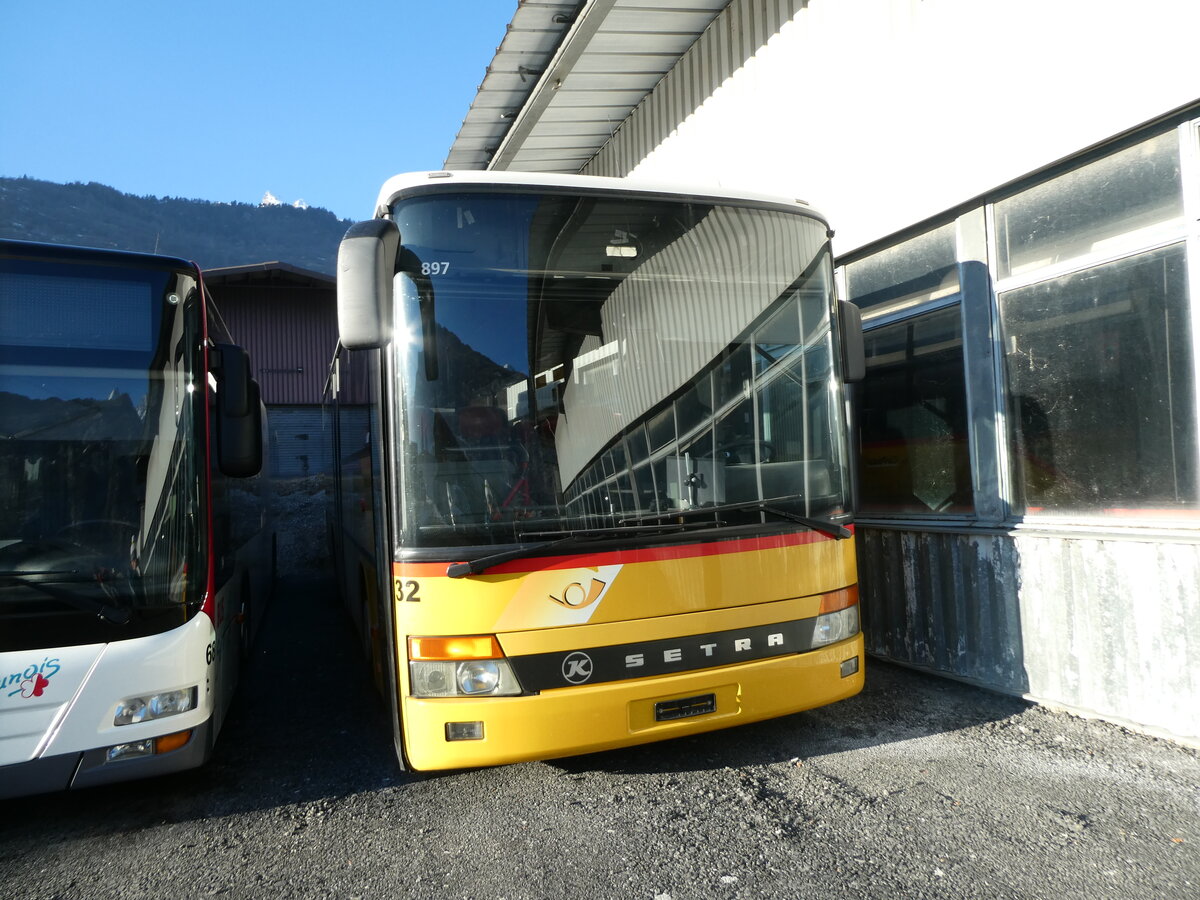 (232'391) - PostAuto Wallis - Nr. 32 - Setra (ex Buchard, Leytron; ex PostAuto Wallis; ex Zimmermann, Visperterminen) am 23. Januar 2022 in Leytron, Garage Buchard