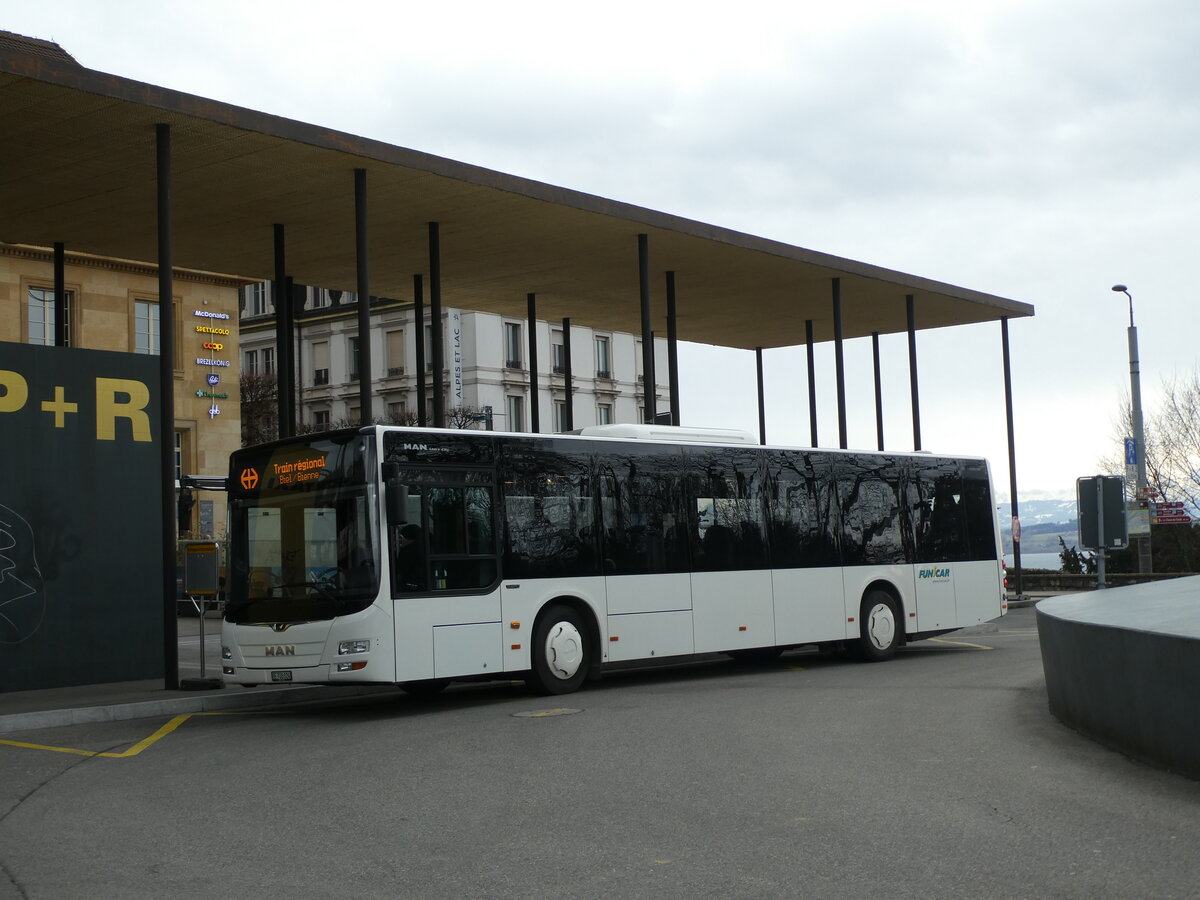 (232'693) - Funi-Car, Biel - Nr. 24/BE 708'024 - MAN am 6. Februar 2022 beim Bahnhof Neuchtel