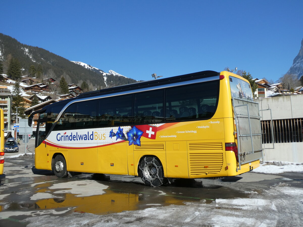 (232'843) - Grindelwaldbus, Grindelwald - Nr. 26/BE 268'737 - Setra am 13. Februar 2022 beim Bahnhof Grindelwald