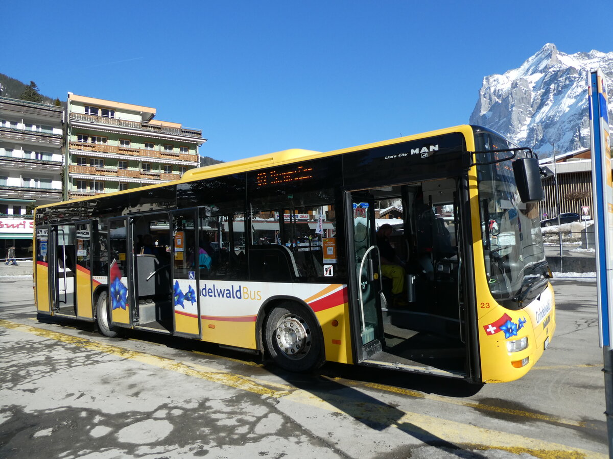 (232'853) - Grindelwaldbus, Grindelwald - Nr. 23/BE 70'397 - MAN am 13. Februar 2022 beim Bahnhof Grindelwald