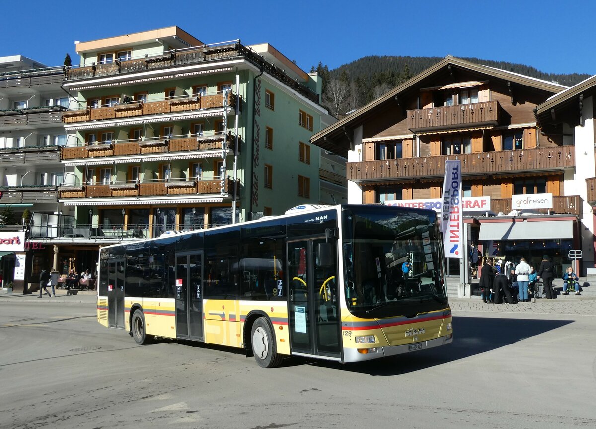 (232'874) - STI Thun - Nr. 129/BE 800'129 - MAN am 13. Februar 2022 beim Bahnhof Grindelwald