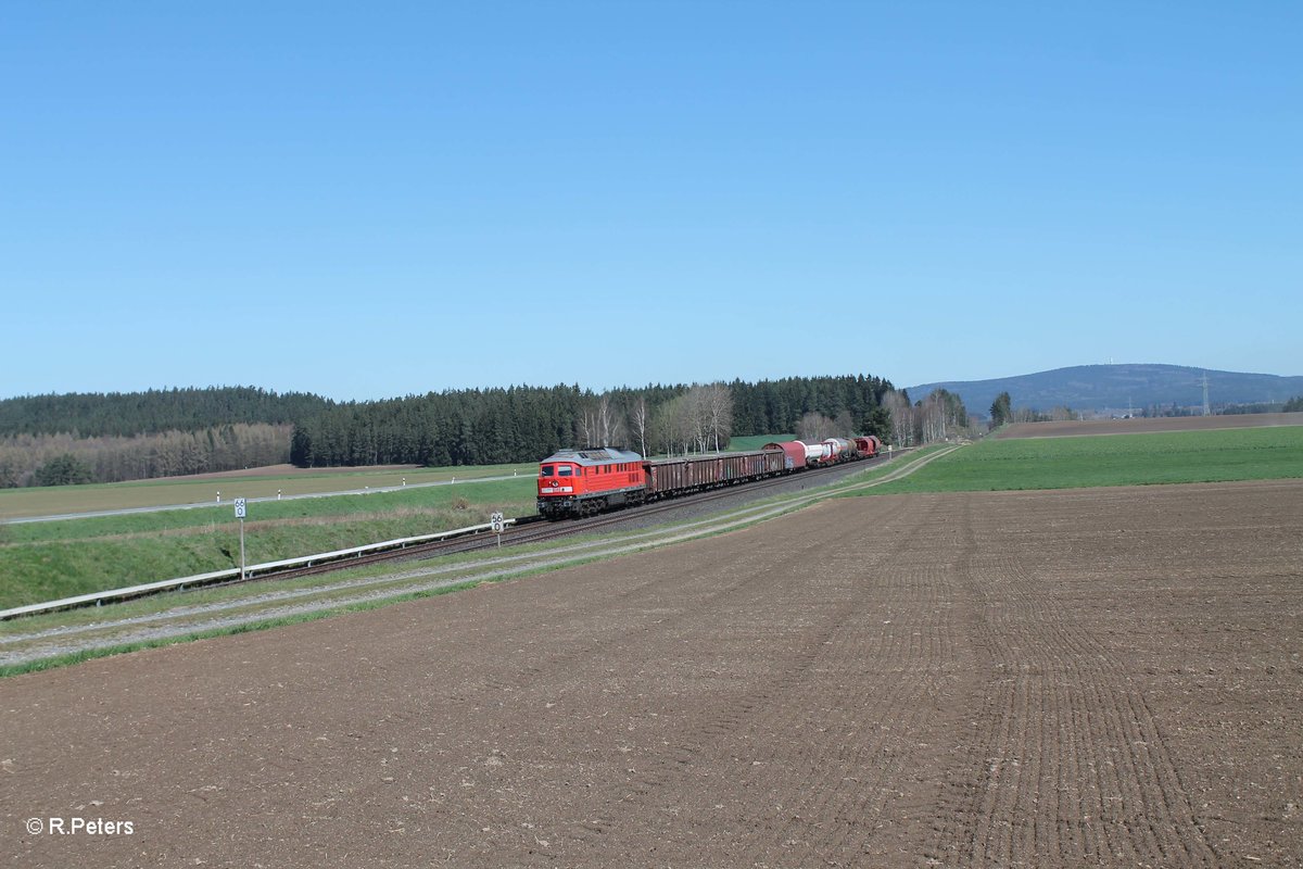 233 040-5 zieht zwischen Habnith und Neudes den 51612 Leipzig Engelsdorf - Nürnberg Frankenwald Umleiter. 21.04.16