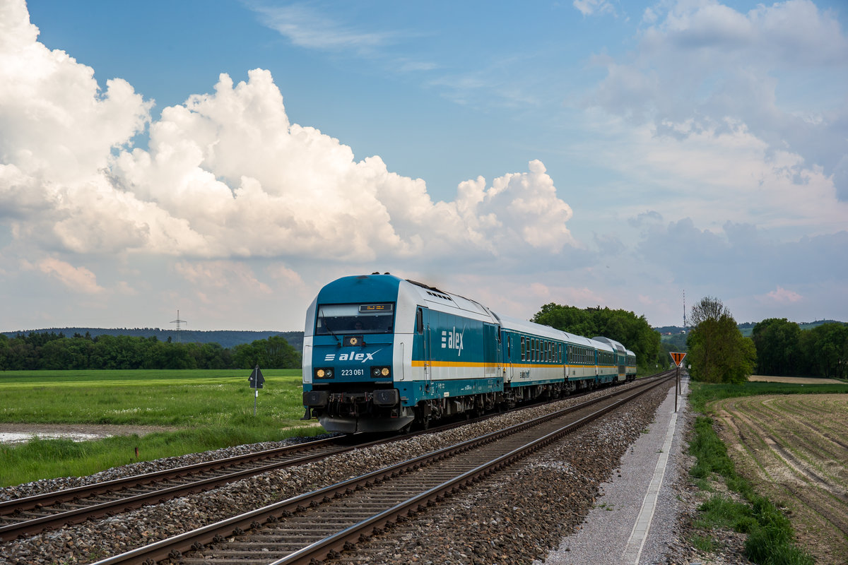 233 061 auf dem Weg nach Hof am 19. Mai 2017 bei Zeitlarn.