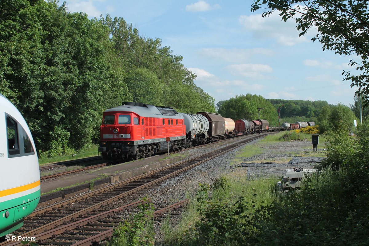 233 127-0 zieht mit dem 51723 NNR - LLE Frankenwald Umleiter durch Reuth bei Erbendorf. 26.05.16