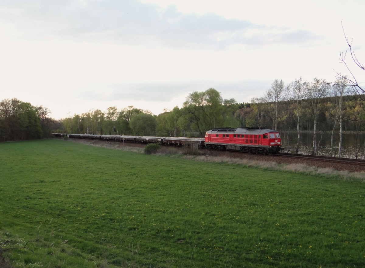 233 217 brachte am 22.04.14 Eisenbahn Schwellen nach Oelsnitz/V. Hier zusehen an der Talsperre Pirk kurz vor Oelsnitz. 