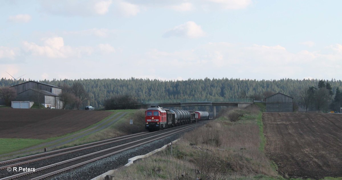 233 219-5 zieht bei Neudes mit dem 51724 NNR LLE Frankenwald Umleiter vorbei. 14.04.16