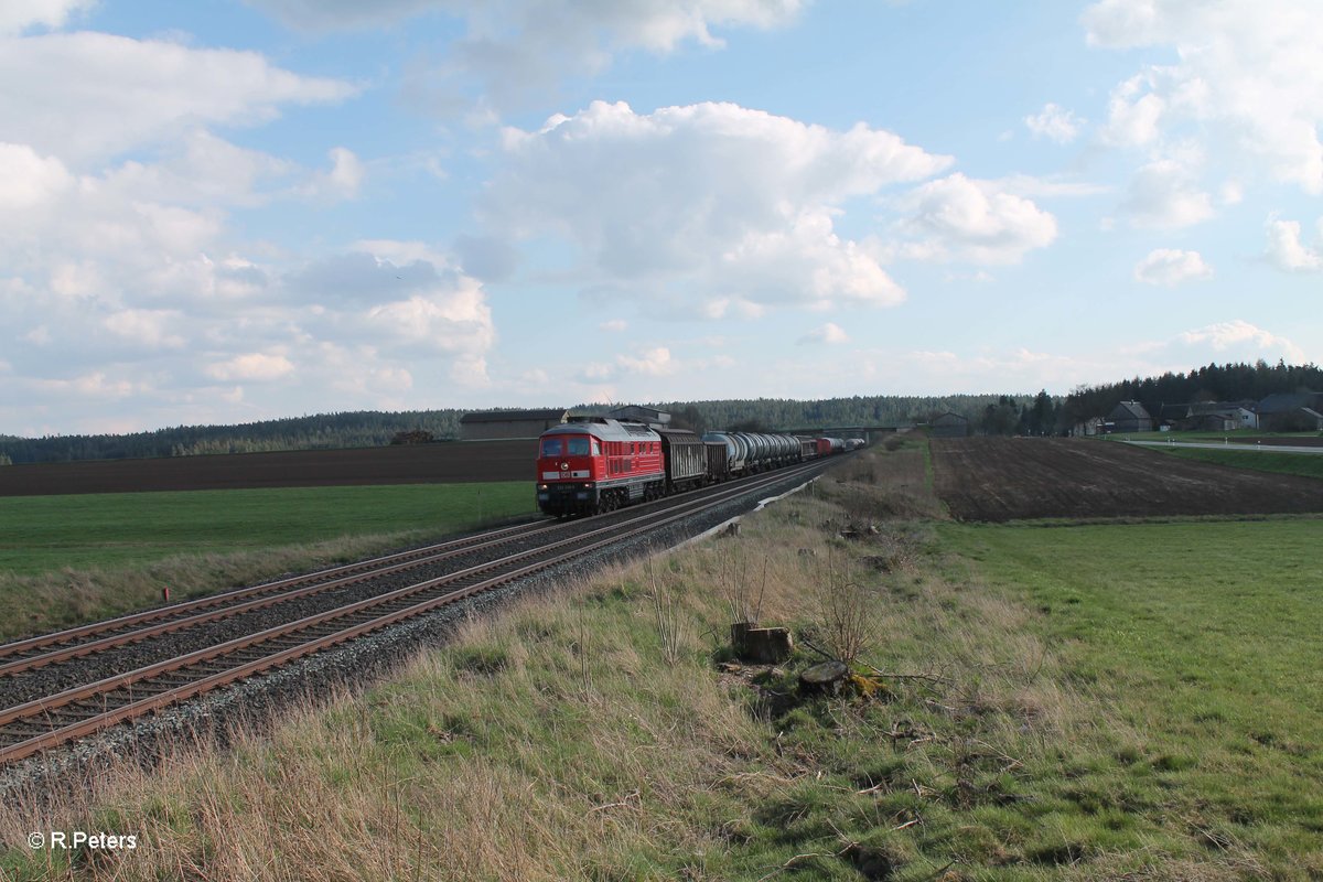 233 219-5 zieht bei Neudes mit dem 51724 NNR LLE Frankenwald Umleiter vorbei. 14.04.16