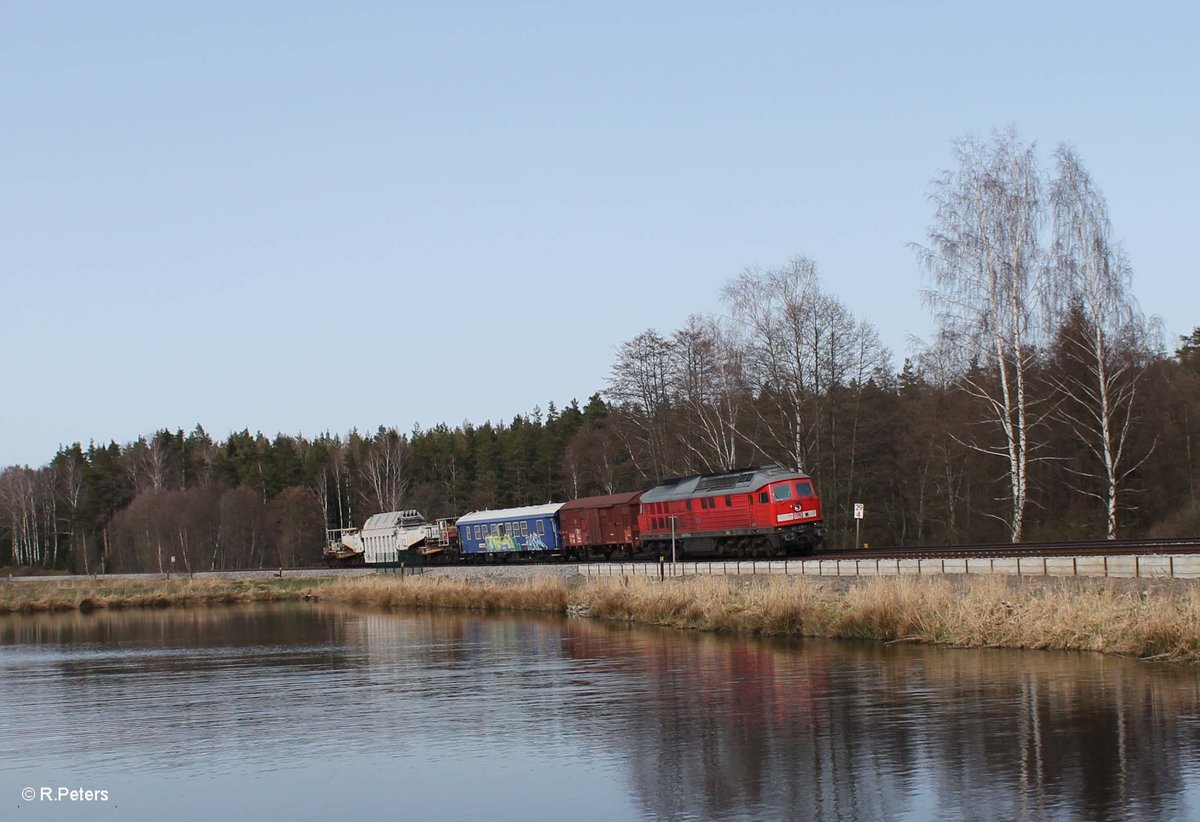 233 219 zieht südlich von Wiesau einen Trafo-Transport. 02.04.16