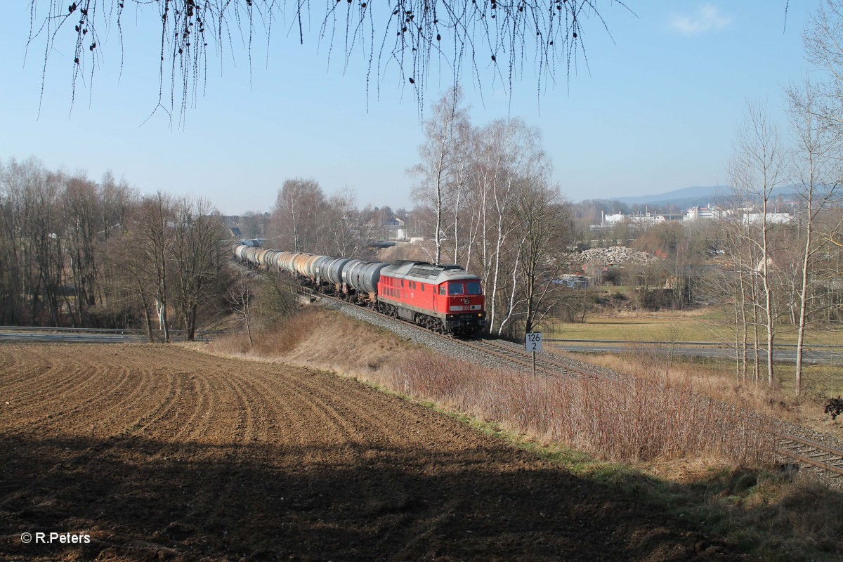 233 233-6 verlsst mit einem Kesselzug aus Nrnberg nach Cheb den Ort Marktredwitz. 18.03.16