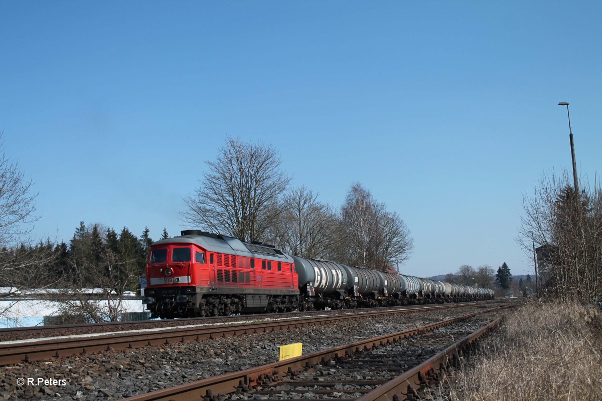 233 357-2 wartet in Pechbrunn mit dem Kesselzug Nrnberg - Hof auf die Weiterfahrt. 17.03.16