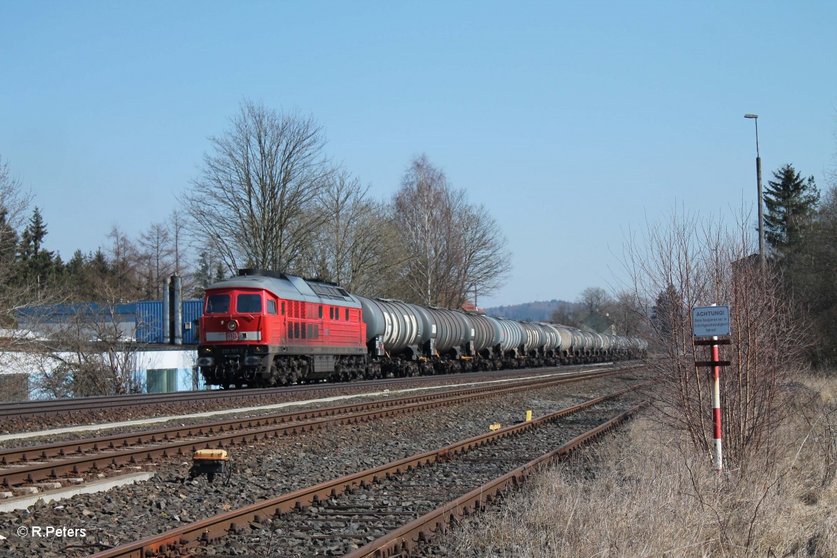 233 357-2 wartet in Pechbrunn mit dem Kesselzug Nrnberg - Hof auf die Weiterfahrt. 17.03.16