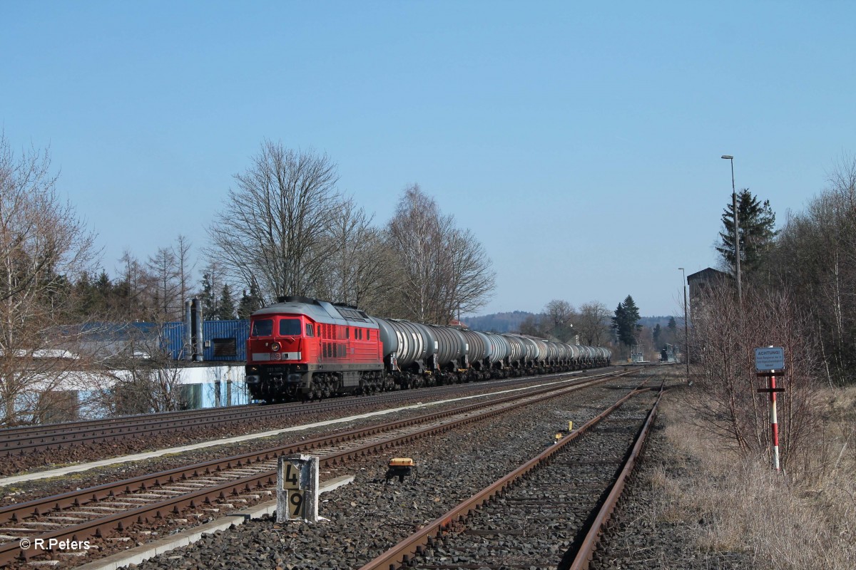 233 357-2 wartet in Pechbrunn mit dem Kesselzug Nrnberg - Hof auf die Weiterfahrt. 17.03.16