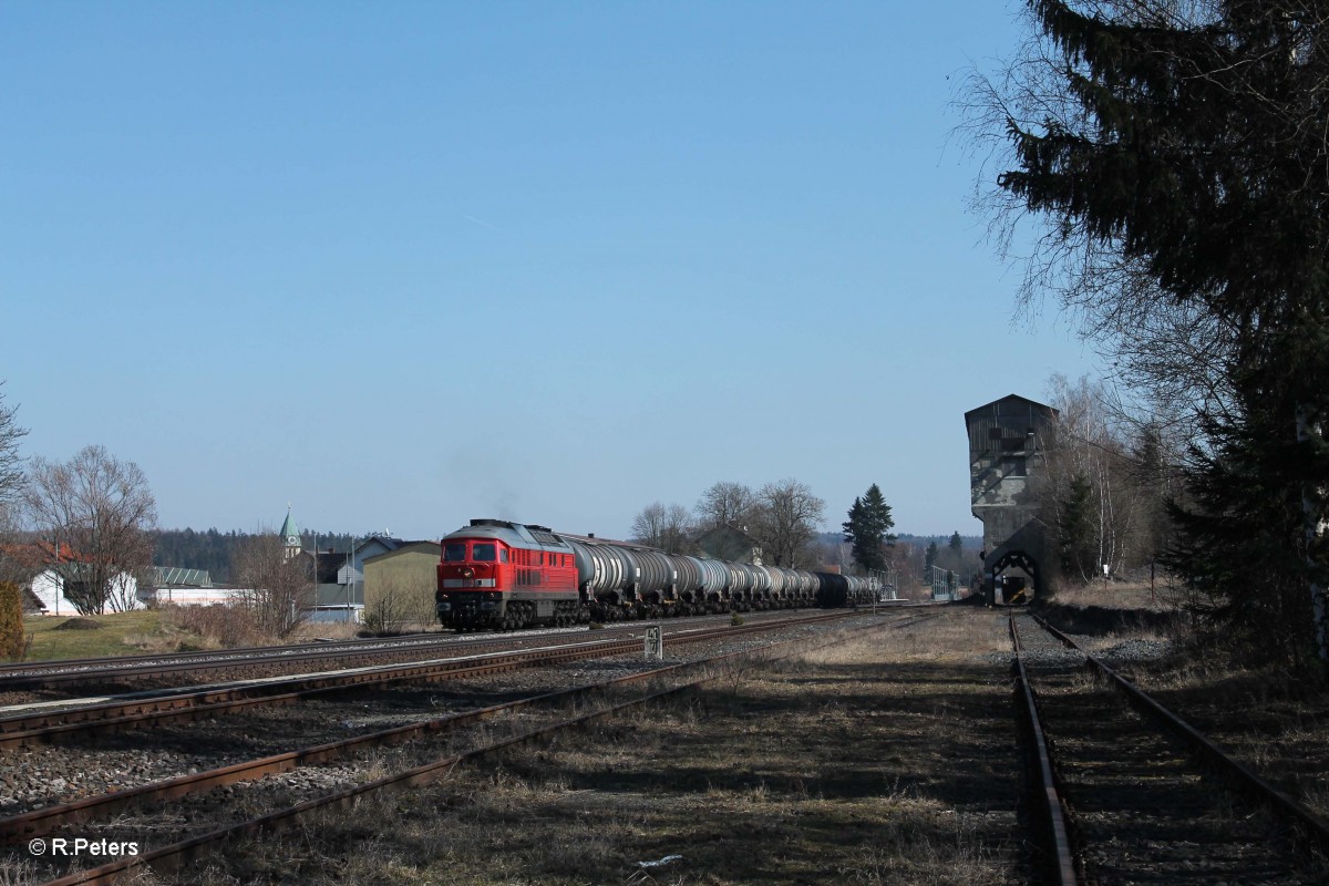 233 357-2 zieht ein Kesselzug aus Nrnberg nach Hof durch Pechbrunn. 17.03.16