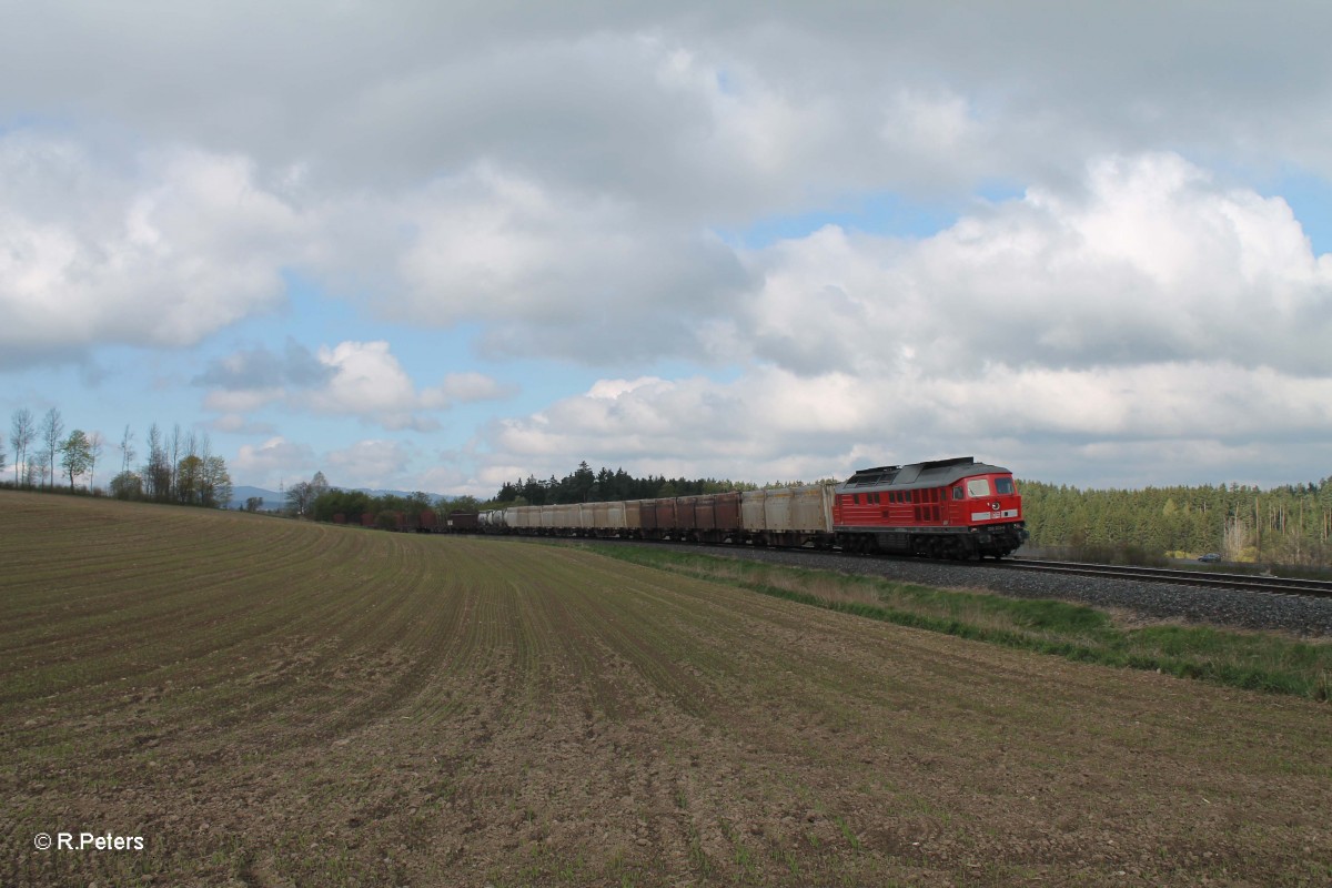 233 373-0 zieht bei Brand den 45367 Nürnberg - Cheb durch die Kurve. 16.04.14