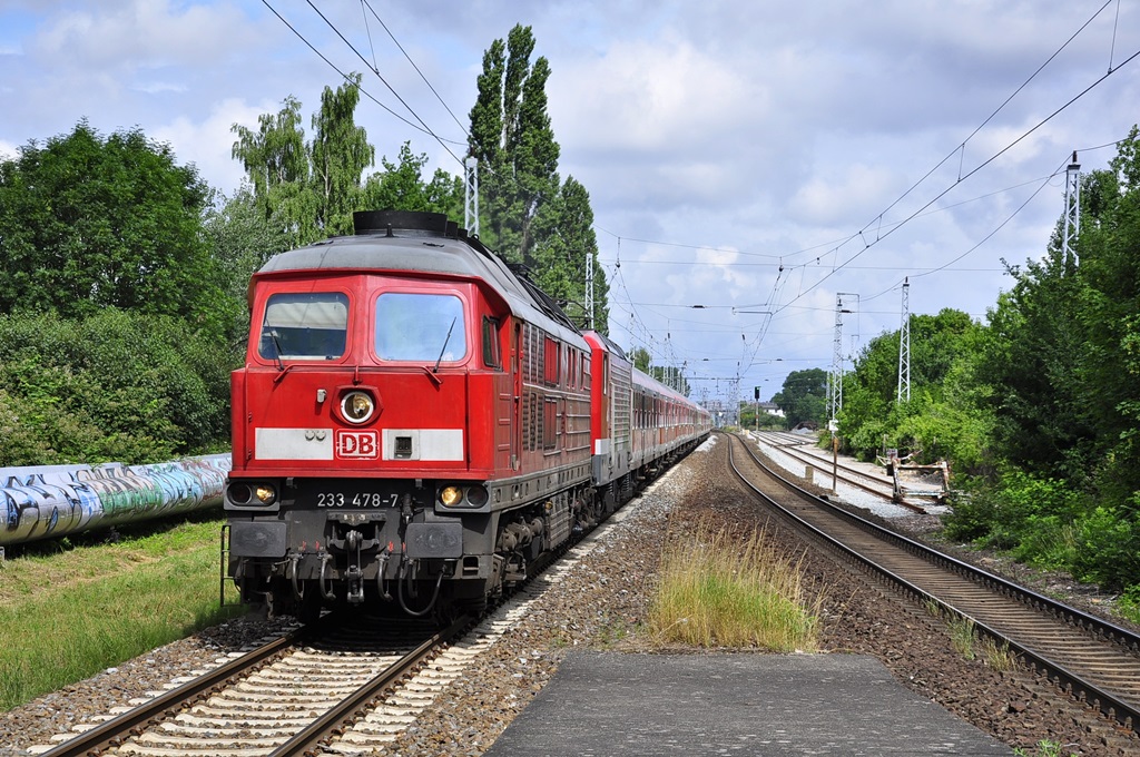 233 478+112 108 mit dem RE 13292,geknipst am Hp Rostock-Holbeinplatz am 28.06.2016.