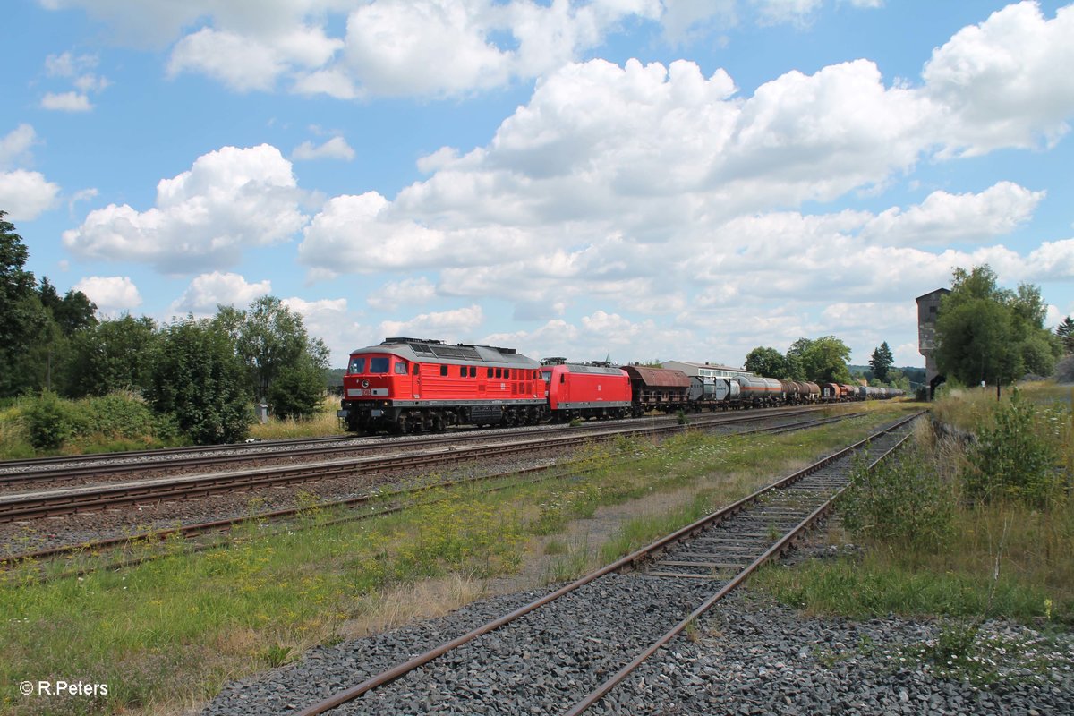 233 525-5 zieht die 145 010 und den 51722 NNR - LLE Frankenwald Umleiter durch Pechbrunn. 19.07.16