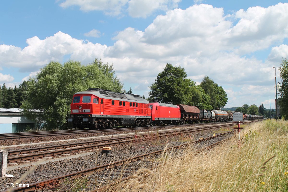 233 525-5 zieht die 145 010 und den 51722 NNR - LLE Frankenwald Umleiter durch Pechbrunn. 19.07.16