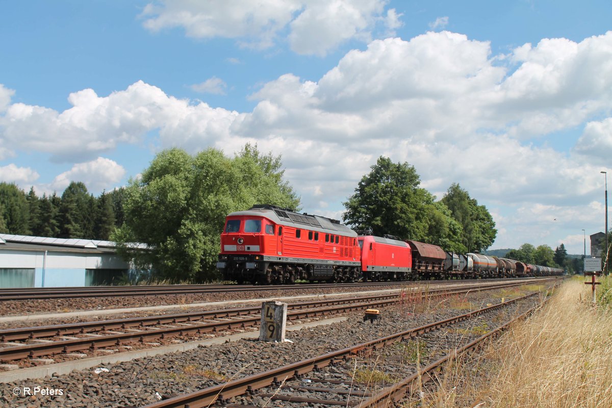 233 525-5 zieht die 145 010 und den 51722 NNR - LLE Frankenwald Umleiter durch Pechbrunn. 19.07.16