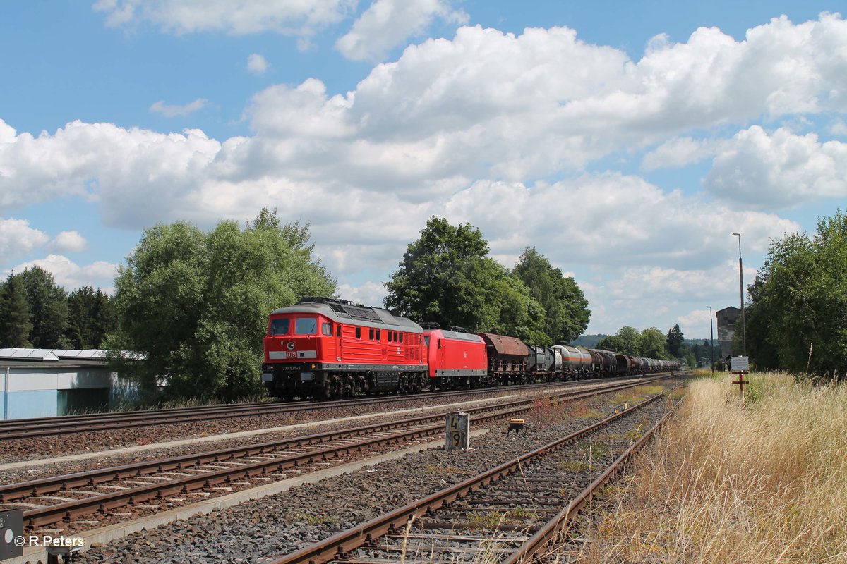 233 525-5 zieht die 145 010 und den 51722 NNR - LLE Frankenwald Umleiter durch Pechbrunn. 19.07.16